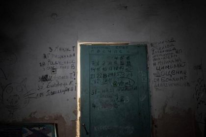 "Jurnalul" ucrainenilor tinuti ostatici intr-un subsol de scoala din Iahidne. Ce ar fi scrijelit pe perete prizonierii, timp de 4 saptamani - FOTO "Jurnalul" ucrainenilor tinuti ostatici intr-un subsol de scoala din Iahidne. Ce ar fi scrijelit pe perete prizonierii, timp de 4 saptamani - FOTO