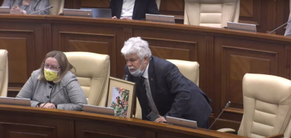 Ironie la sedinta Parlamentului, dupa ce Voronin a spus ca Stefan cel Mare a purtat panglica Sfantul Gheorghe. Soimaru a intrebat-o pe Stamate daca s-a consultat la acest subiect - VIDEO Ironie la sedinta Parlamentului, dupa ce Voronin a spus ca Stefan cel Mare a purtat panglica Sfantul Gheorghe. Soimaru a intrebat-o pe Stamate daca s-a consultat la acest subiect - VIDEO