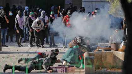 150 de raniti dupa violente la moscheea Al-Aqsa. Palestinienii au aruncat cu pietre, politia israeliana a tras cu gloante de cauciuc - FOTO 150 de raniti dupa violente la moscheea Al-Aqsa. Palestinienii au aruncat cu pietre, politia israeliana a tras cu gloante de cauciuc - FOTO