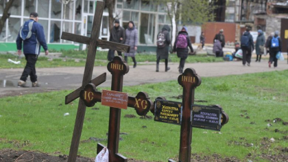 Oficiali din Mariupol: Rusii dezgroapa mortii si vor sa ii arda in crematoriile mobile, pentru a-si ascunde crimele de razboi Oficiali din Mariupol: Rusii dezgroapa mortii si vor sa ii arda in crematoriile mobile, pentru a-si ascunde crimele de razboi