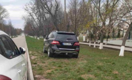Si-a parcat Mercedesul pe gazonul unei borduri, apoi a amenintat persoana care a publicat imaginea pe retelele de socializare. Gafa unui sofer din capitala - FOTO Si-a parcat Mercedesul pe gazonul unei borduri, apoi a amenintat persoana care a publicat imaginea pe retelele de socializare. Gafa unui sofer din capitala - FOTO