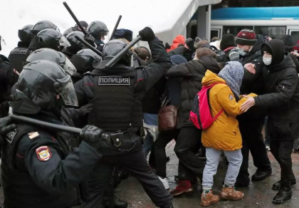 Rusia: Un jurnalist a fost retinut pentru un reportaj despre refuzul politiei de a merge in Ucraina Rusia: Un jurnalist a fost retinut pentru un reportaj despre refuzul politiei de a merge in Ucraina