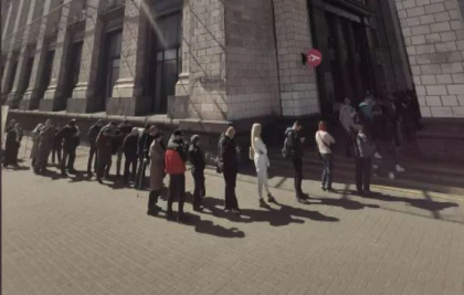 Ucrainenii stau la coada la Kiev pentru a cumpara timbre postale cu crucisatorul scufundat Moskva si soldatul care i-a transmis „Nava de razboi ruseasca, du-te naibii” Ucrainenii stau la coada la Kiev pentru a cumpara timbre postale cu crucisatorul scufundat Moskva si soldatul care i-a transmis „Nava de razboi ruseasca, du-te naibii”