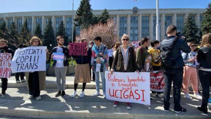 Protest in fata Guvernului impotriva discriminarii persoanelor transgen in institutiile de invatamant - FOTO Protest in fata Guvernului impotriva discriminarii persoanelor transgen in institutiile de invatamant - FOTO