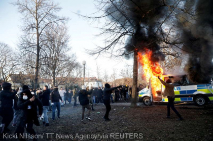 Suedia: 9 politisti raniti intr-o noua manifestatie impotriva extremei drepte - VIDEO Suedia: 9 politisti raniti intr-o noua manifestatie impotriva extremei drepte - VIDEO