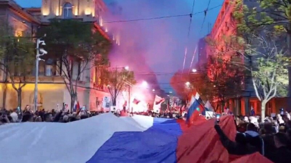 Mii de sarbi au manifestat la Belgrad in sprijinul Rusiei si impotriva NATO - VIDEO