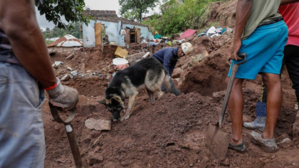 400 de morti in inundatiile istorice din Africa de Sud. Prin mormanele de noroi, oamenii inca isi cauta rudele: "Sapam pana-i gasim" - GALERIE FOTO 400 de morti in inundatiile istorice din Africa de Sud. Prin mormanele de noroi, oamenii inca isi cauta rudele: "Sapam pana-i gasim" - GALERIE FOTO
