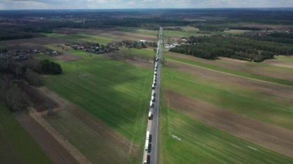Coloana de camioane lunga de 80 de km, la granita dintre Polonia si Belarus. Soferii au incercat sa plece din UE pana la miezul noptii