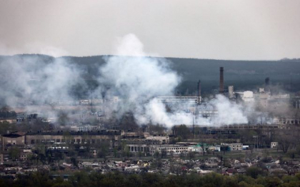 Oficialii ucraineni si rusi raporteaza lupte grele de amploare in Donbas. Rusia bombardeaza intens localitati din regiunile Donetk si Lugansk Oficialii ucraineni si rusi raporteaza lupte grele de amploare in Donbas. Rusia bombardeaza intens localitati din regiunile Donetk si Lugansk