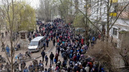 Nu mai e niciun loc sigur in Lugansk. Guvernatorul le cere civililor sa plece "cat se mai poate": "Ucraina are nevoie de voi in viata" - FOTO Nu mai e niciun loc sigur in Lugansk. Guvernatorul le cere civililor sa plece "cat se mai poate": "Ucraina are nevoie de voi in viata" - FOTO