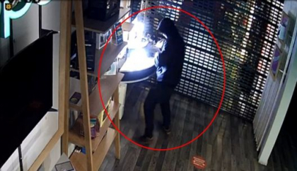 Un minor - cercetat penal, dupa ce ar fi furat bunuri din mai multe magazine, in capitala. Momentul surprins de camerele de supraveghere - VIDEO Un minor - cercetat penal, dupa ce ar fi furat bunuri din mai multe magazine, in capitala. Momentul surprins de camerele de supraveghere - VIDEO