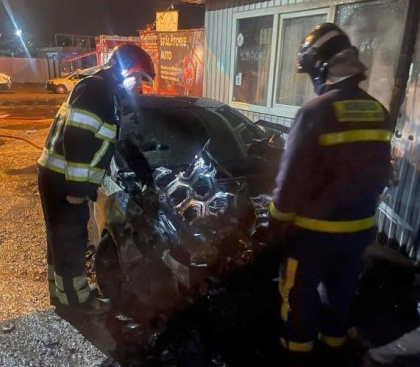 Un Mercedes si un Ford - gasite scrum intr-o parcare din capitala. Proprietarul: „Fostul iubitei mele le-a dat foc”. Momentul surprins de camerele de supraveghere - FOTO/VIDEO