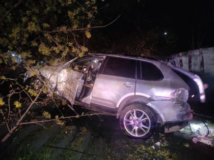 S-a lovit cu Porsche-ul intr-un copac, apoi a fugit de la locul faptei. Soferul - cautat de politie