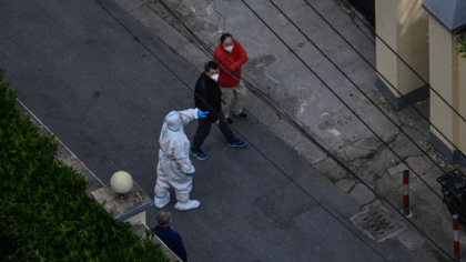 Tensiunile cresc in Shanghaiul carantinat. Oamenii cer vecinilor care au Covid sa se mute din bloc si ii parasc autoritatilor - GALERIE FOTO Tensiunile cresc in Shanghaiul carantinat. Oamenii cer vecinilor care au Covid sa se mute din bloc si ii parasc autoritatilor - GALERIE FOTO