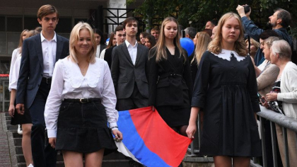 Elevii rusi vor trebui sa cante imnul si sa arboreze steagul in fiecare saptamana. Istoria „patriotica" va fi predata de la clasa I Elevii rusi vor trebui sa cante imnul si sa arboreze steagul in fiecare saptamana. Istoria „patriotica" va fi predata de la clasa I