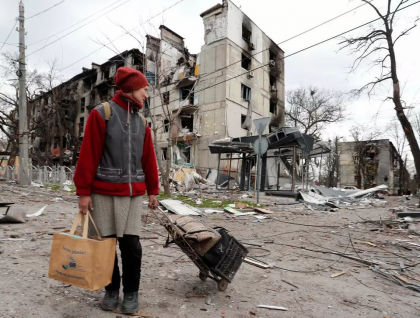 Reportajul onest din Mariupol al unui ziar rusesc a facut o audienta uriasa: „De ce ne-ati eliberat, de Filarmonica noastra, pe care ati distrus-o? De pensia mea ne-ati eliberat?”