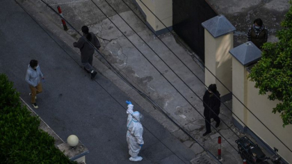 Autoritatile din Shanghai anunta o usoara relaxare a restrictiilor: locuitorii pot iesi din locuinte, dar fara a parasi cartierele Autoritatile din Shanghai anunta o usoara relaxare a restrictiilor: locuitorii pot iesi din locuinte, dar fara a parasi cartierele