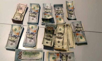 A incercat sa zboare in Instanbul cu peste 63 de mii de dolari, fara ai declara. O ucraineanca - retinuta pe Aeroportul International Chisinau. Explicatiile femeii - FOTO