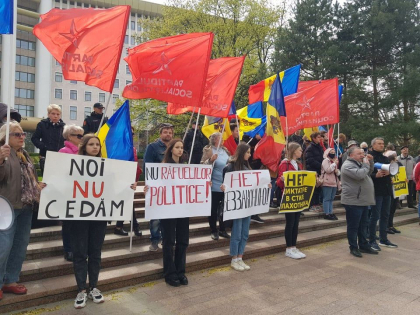 Protest in fata Parlamentului. Socialistii - nemultumiti de cererea procurorului general interimar de a ridica imunitatea parlamentara a lui Radu Mudreac - FOTO