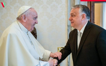 Papa Francisc l-a primit pentru prima oara la Vatican pe Viktor Orban si i-a oferit o medialie de bronz a Sfantului Martin, in semn de recunostinta fata de primirea unor refugiati ucraineni Papa Francisc l-a primit pentru prima oara la Vatican pe Viktor Orban si i-a oferit o medialie de bronz a Sfantului Martin, in semn de recunostinta fata de primirea unor refugiati ucraineni