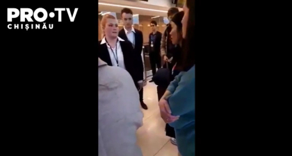 Mai multi oameni au ramas in aeroport, dupa ce a avut loc un schimb neplanificat de aeronave. Compania anunta ca acestia vor primi un schimb gratuit de bilete - VIDEO