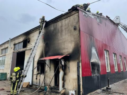 Un autoservice a luat foc, in capitala. Doua masini, printre care si un BMW - evacuate de pompieri. Momentul interventiei - VIDEO