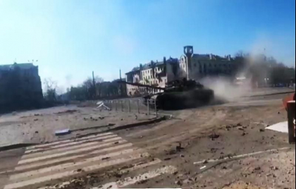 Rusii fac drifturi cu tancul pe strazile distruse din Mariupol - VIDEO Rusii fac drifturi cu tancul pe strazile distruse din Mariupol - VIDEO