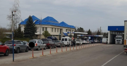 Modovenii se intorc acasa. Zeci de masini asteapta in rand pentru a intra in tara, la vama Sculeni - FOTO