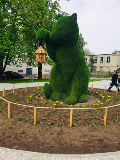 Infrumusetarea Chisinaului cu ocazia sarbatorilor pascale continua. In scuarul de pe strada Kiev a fost instalata o pisica cu inaltimea de peste patru metri Infrumusetarea Chisinaului cu ocazia sarbatorilor pascale continua. In scuarul de pe strada Kiev a fost instalata o pisica cu inaltimea de peste patru metri