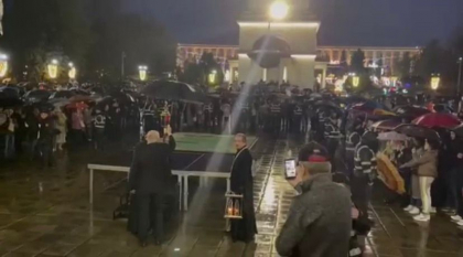 Momentul in care Focul Haric a fost adus de catre Mitropolitul Vladimir in fata enoriasilor - VIDEO