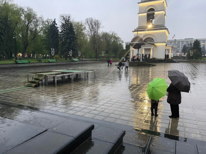 Focul Haric din Ierusalim a ajuns la Chisinau. Zeci de oameni s-au adunat in fata Catedralei Mitropolitane Focul Haric din Ierusalim a ajuns la Chisinau. Zeci de oameni s-au adunat in fata Catedralei Mitropolitane