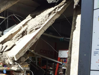 Tavanul unui magazin din Romania s-a prabusit. In interior se aflat 5 oameni - VIDEO
Tavanul unui magazin din Romania s-a prabusit. In interior se aflat 5 oameni - VIDEO