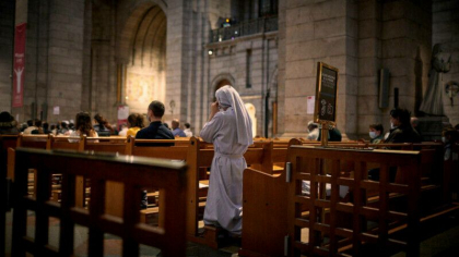 Preot injunghiat intr-o biserica din Franta. Atacatorul a fost dezarmat de o calugarita Preot injunghiat intr-o biserica din Franta. Atacatorul a fost dezarmat de o calugarita