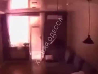Momentul in care o racheta loveste un bloc din Odesa, surprins de o camera instalata intr-un apartament Momentul in care o racheta loveste un bloc din Odesa, surprins de o camera instalata intr-un apartament