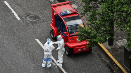 Oamenii din Shanghai isi striga disperarea pe strada: „N-am mancat nimic de zile intregi”. Cenzura incearca sa elimine clipul viral Oamenii din Shanghai isi striga disperarea pe strada: „N-am mancat nimic de zile intregi”. Cenzura incearca sa elimine clipul viral
