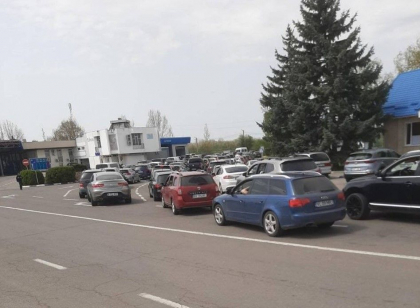 Sarbatorile de Pasti i-a adus acasa pe moldoveni, dar nu pentru mult timp. Zeci de masini stau la coada pentru a iesi din tara, la vama Leuseni si Sculeni - FOTO
Sarbatorile de Pasti i-a adus acasa pe moldoveni, dar nu pentru mult timp. Zeci de masini stau la coada pentru a iesi din tara, la vama Leuseni si Sculeni - FOTO