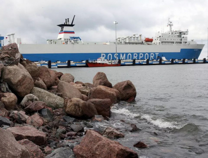 Activistii Greenpeace s-au legat cu lanturi de o nava care aducea petrol din Rusia in Norvegia