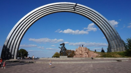 O statuie care marca „prietenia” dintre ucraineni si rusi, demolata de autoritatile din Kiev O statuie care marca „prietenia” dintre ucraineni si rusi, demolata de autoritatile din Kiev