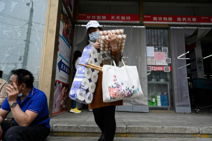 Goana dupa mancare si usi sigilate, inainte de marea testare Covid din Beijing. Milioane de oameni fac provizii de alimente - FOTO Goana dupa mancare si usi sigilate, inainte de marea testare Covid din Beijing. Milioane de oameni fac provizii de alimente - FOTO