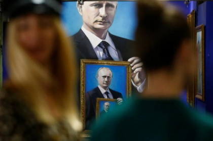 Un portret al lui Vladimir Putin, atarnat la centrala nucleara din Zaporojie: „Probabil ca sa scuipe toata lumea pe el”