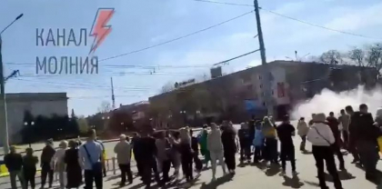 Manifestanti ucraineni dispersati cu grenade paralizante si cu tunuri de apa de catre rusi, la Herson - VIDEO
Manifestanti ucraineni dispersati cu grenade paralizante si cu tunuri de apa de catre rusi, la Herson - VIDEO