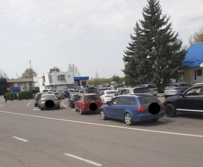 Aproape 60 de masini stau in rand la vama Leuseni. Oamenii asteapta ca sa plece din Republica Moldova