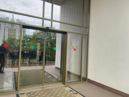 Un barbat a aruncat cu un ciocan in geamul Parlamentului - FOTO