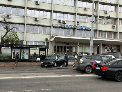 Accident grav in capitala. O mama cu doi copii de un an si cinci ani - transportati la spital, dupa ce trei masini s-au lovit pe strada Decebal - FOTO Accident grav in capitala. O mama cu doi copii de un an si cinci ani - transportati la spital, dupa ce trei masini s-au lovit pe strada Decebal - FOTO