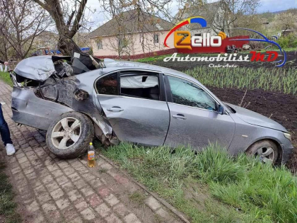 Accident la Singerei. Un tanar s-a lovit puternic de un copac, dupa ce a pierdut controlul volanului si a derapat de pe sosea - FOTO Accident la Singerei. Un tanar s-a lovit puternic de un copac, dupa ce a pierdut controlul volanului si a derapat de pe sosea - FOTO