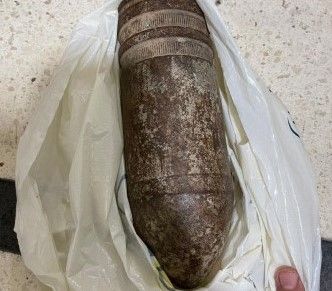Cativa americani au provocat panica pe cel mai mare aeroport din Israel dupa ce au scos un obuz la controlul de securitate Cativa americani au provocat panica pe cel mai mare aeroport din Israel dupa ce au scos un obuz la controlul de securitate