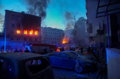 Rusii au tras cu rachete asupra Kievului, una a lovit un bloc de locuinte - cel putin 10 raniti - VIDEO Rusii au tras cu rachete asupra Kievului, una a lovit un bloc de locuinte - cel putin 10 raniti - VIDEO