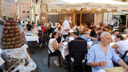 Italienii renunta la permisul sanitar Covid, dar trebuie sa poarte masca in mijloacele de transport si in salile de spectacol Italienii renunta la permisul sanitar Covid, dar trebuie sa poarte masca in mijloacele de transport si in salile de spectacol
