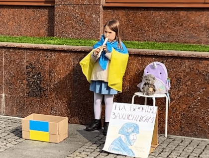 O fetita de 6 ani canta la flaut pe strazile din Dnipro, ca sa stranga bani de veste antiglont pentru soldati: „Sunteti supereroii mei” - VIDEO
