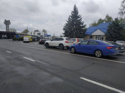 S-au format cozi la vama Leuseni. Peste 70 de automobile asteapta sa iasa din tara - FOTO S-au format cozi la vama Leuseni. Peste 70 de automobile asteapta sa iasa din tara - FOTO